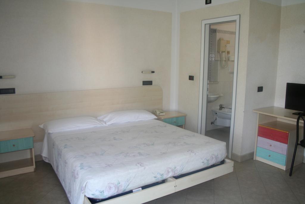 Hotel Saint Tropez Річчоне Номер фото
