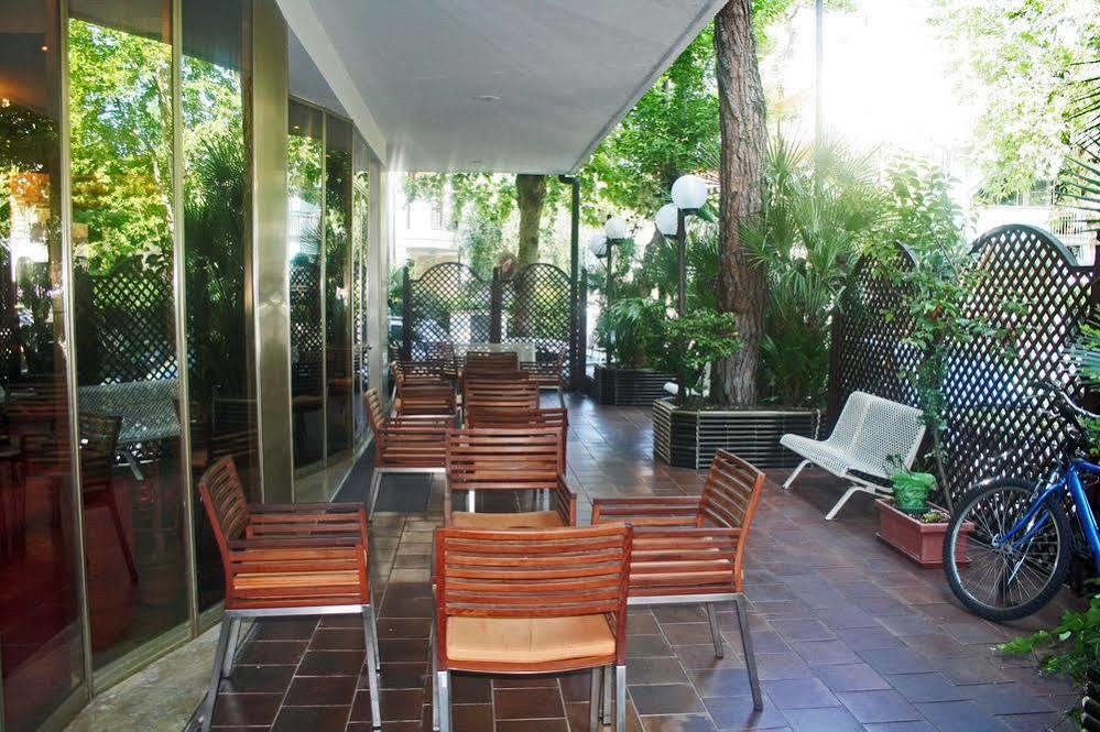 Hotel Saint Tropez Річчоне Екстер'єр фото