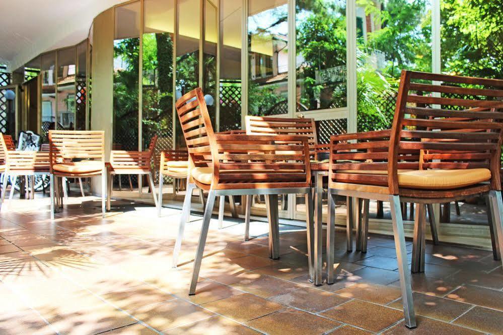 Hotel Saint Tropez Річчоне Екстер'єр фото